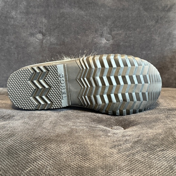 NWOT Women's Gray Joan of Arctic Waterproof winter boots. - Picture 8 of 10